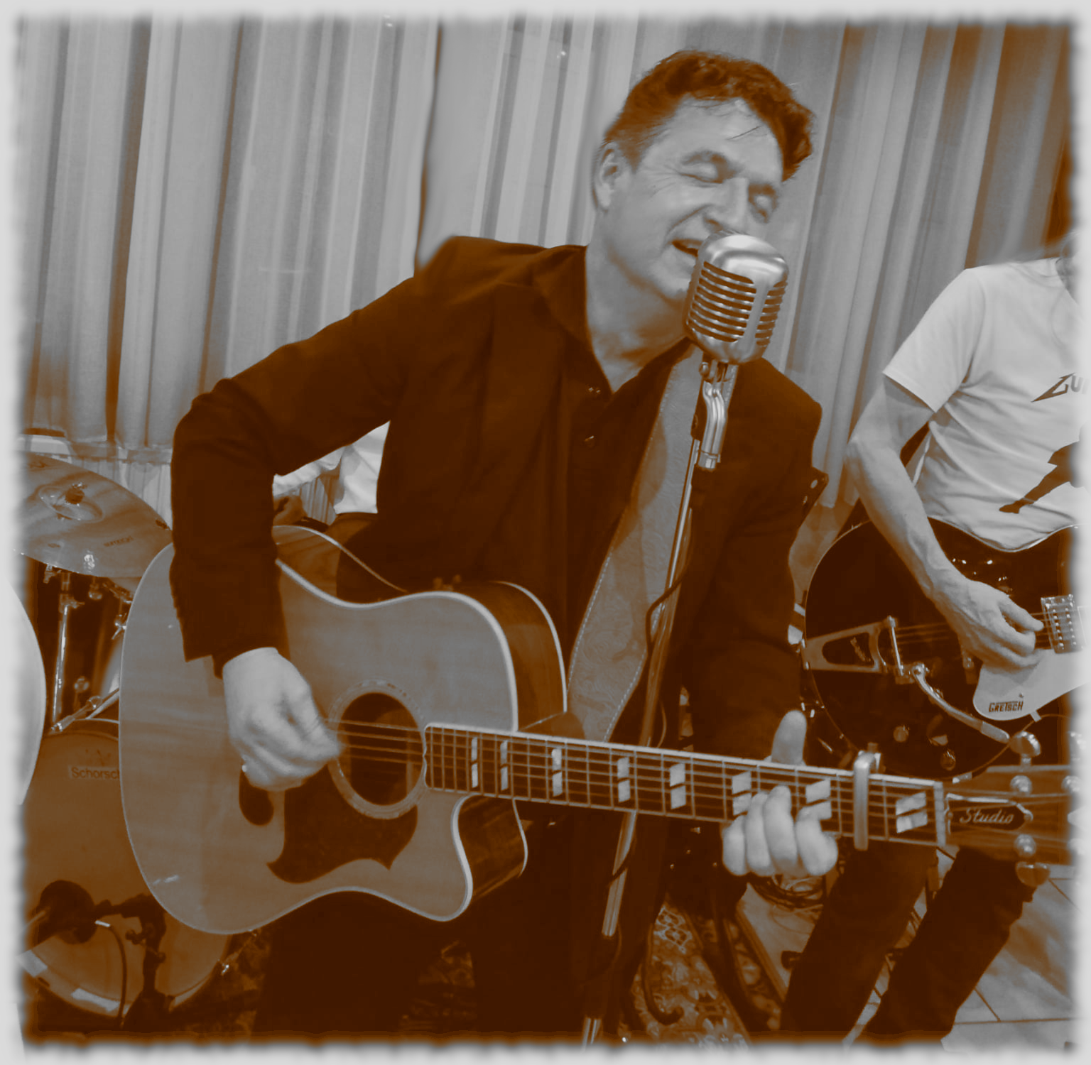 Aron Black mit Vintage-Mikrofon