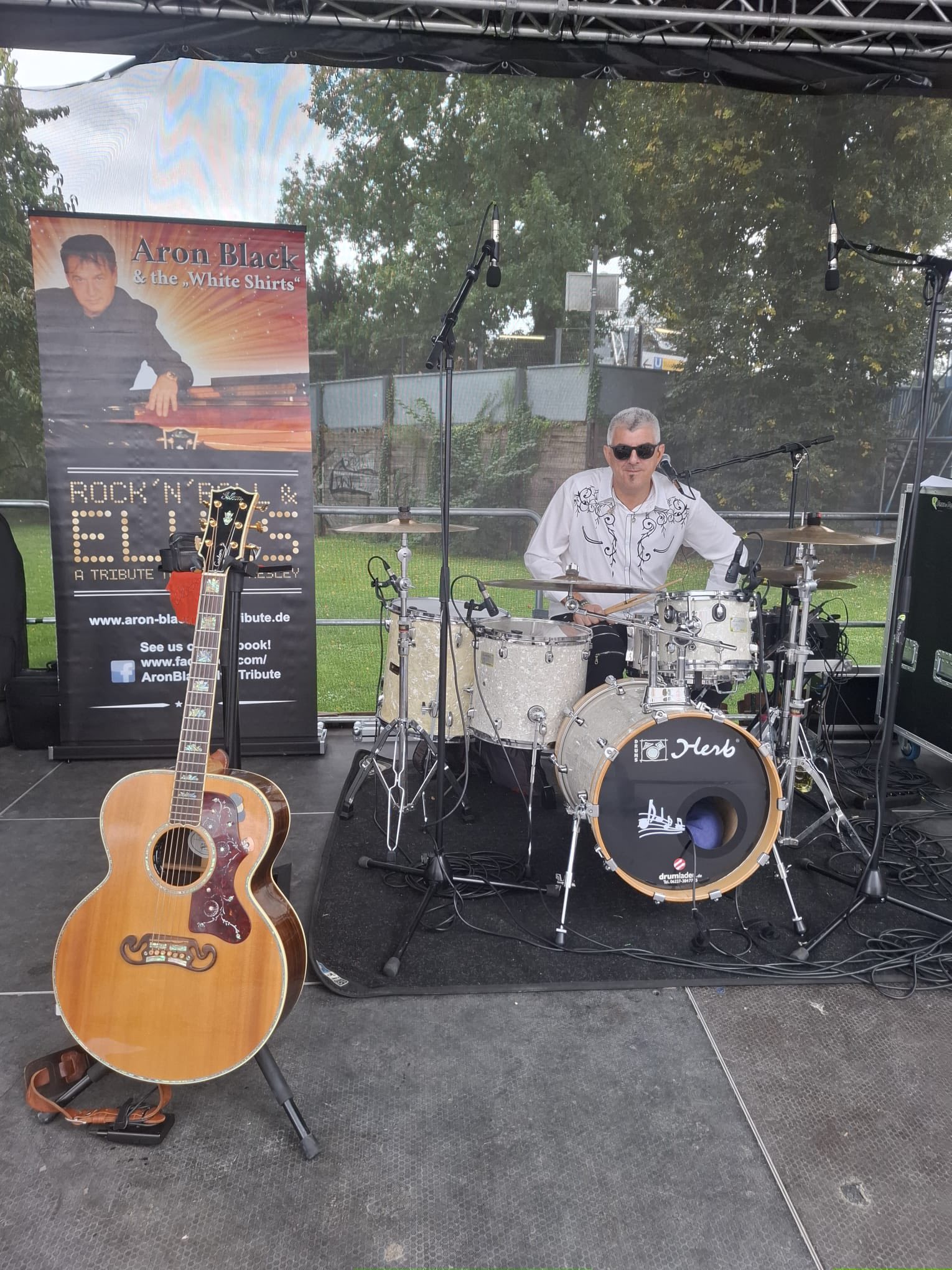 Aron Black & the White Shirts open air